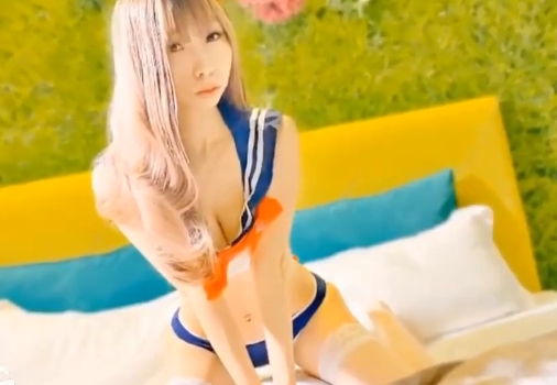 SWAG 清纯校花被拉进更衣室 拉拉队服下藏着极品白虎嫩穴被体育生轮番爆操