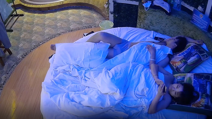 怀孕人妻嫂子在情趣酒店大圆床上被小鲜肉侧入爆操内射！