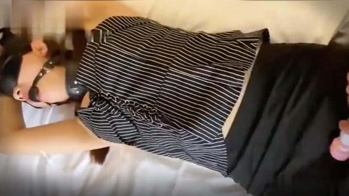 外表清纯内里淫荡！反差婊求虐滴蜡抽鞭耳光爽到失禁